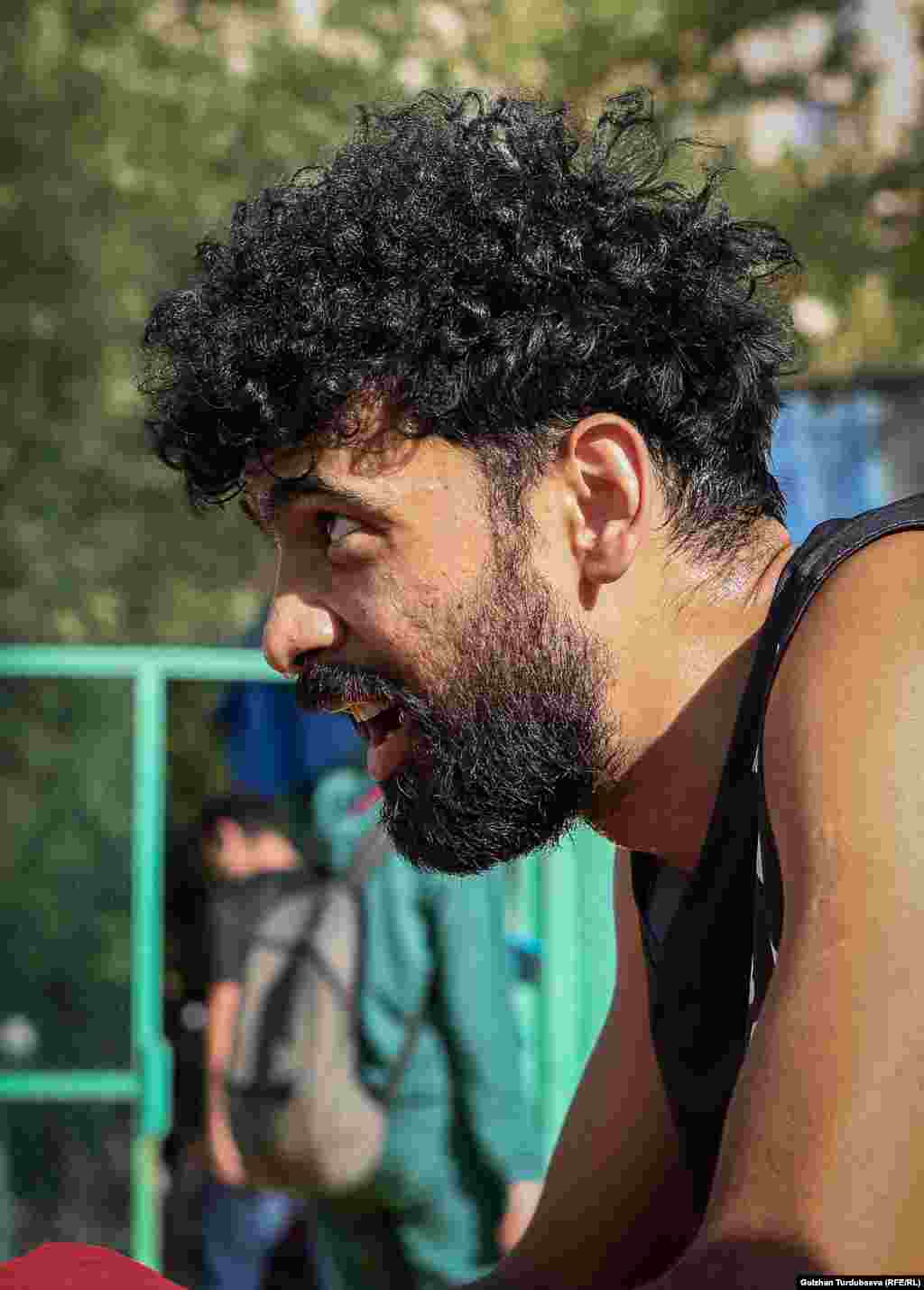 Өзбекстандын "Три шоколада" командасынын оюнчусу тыныгуу учурунда.&nbsp;"Три шоколада" командасы эркектер арасындагы мелдештерде экинчи орунду ээледи.&nbsp;