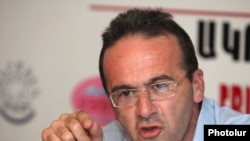 Руководитель Ванадзорского офиса Хельсинкской гражданской ассамблеи Артур Сакунц на пресс-конференции. Ереван, 16 июля 2010 г.  