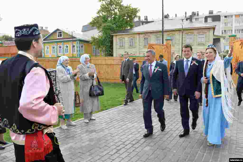 Миңнеханов Казан шәһәре мэры Илсур Метшин белән Казандагы Татар бистәсенә килә