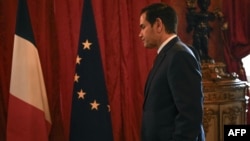 مارکو روبیو په پاریس کې له خپل فرانسوي سیال سره تر لیدو وروسته د بهرنیو چارو وزارت له ودانۍ بهر وځي - د اپرېل ۱۷مې انځور. 