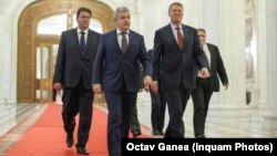 În prim-plan: Florin Iordache, șeful Consiliului Legislativ și Klaus Iohannis, președintele României. Iordache era ministru al Justiției în 2016, când a fost realizată această fotografie. 