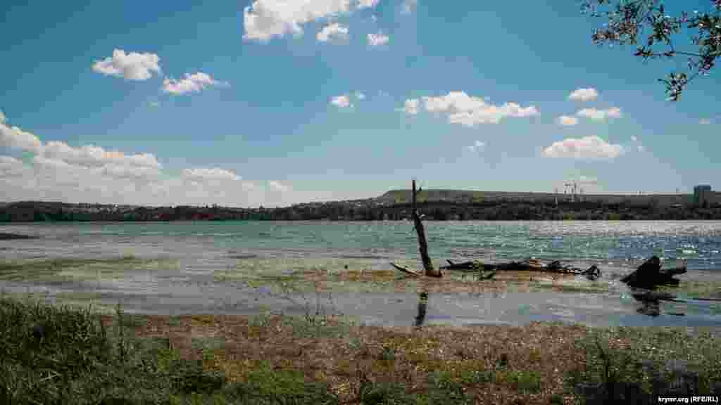 Amma Aqmescit rezervuarı yağmurlardan tolğanı ep bir körüne. Bir ay evel bu pıtaq suv anbarınıñ yalısında yata edi