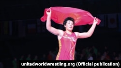 Айпери Медет кызы кыз-келиндер күрөшү боюнча жаштар арасында дүйнө чемпиондугунда жеңүүчү болгон учур. 5-август, 2017-ж. Тампере. Финляндия. 