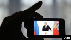 Cep telefonında Vladimir Putinniñ çıqışı yayınlana. Nümüneviy fotoresim