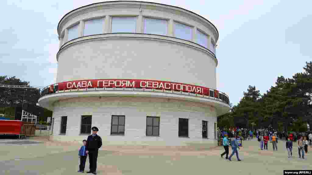  Tarihiy temaşadan evel "1944 senesi mayıs 7-sinde Sapun dağınıñ ücümi" dioramasını baqmaq mümkün edi. 