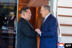 Imagine de la întâlnirea liderului nord-coreean Kim Jong Un cu ministrul rus de externe, Serghei Lavrov, la Wonsan, Coreea de Nord, pe 12 iulie 2025.