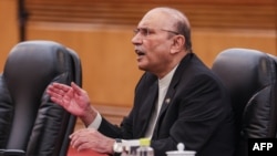 د پاکستان ولسمشر اصف علي زرداري په بیجنګ کې یوې غونډې ته وینا کوي - انځور له ارشیفه.