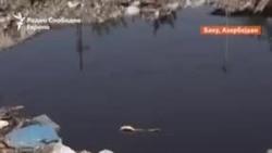 Деца на игралишта загадени со нафта во Азербејџан, кој се подготвува за климатски самит