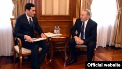 Сын президента Туркменистана Гурбангулы Бердымухамедова Сердар Бердымухамедов, глава комитета парламента страны (слева), во время встречи с президентом Казахстана Нурсултаном Назарбаевым. Астана, 15 марта 2018 года.