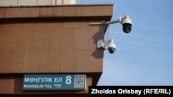 Камера видеонаблюдения китайского производства, установленная у Дома министерств в Астане
