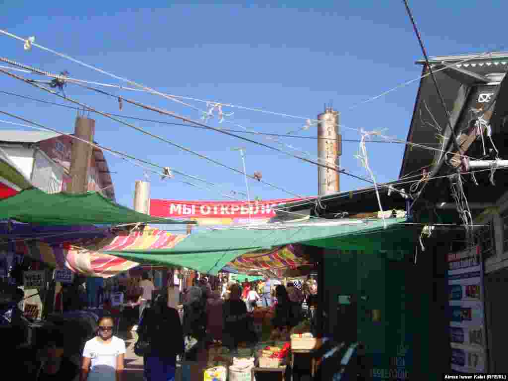 Повсюду висят такие обнадеживающие надписи "Мы открылись..."