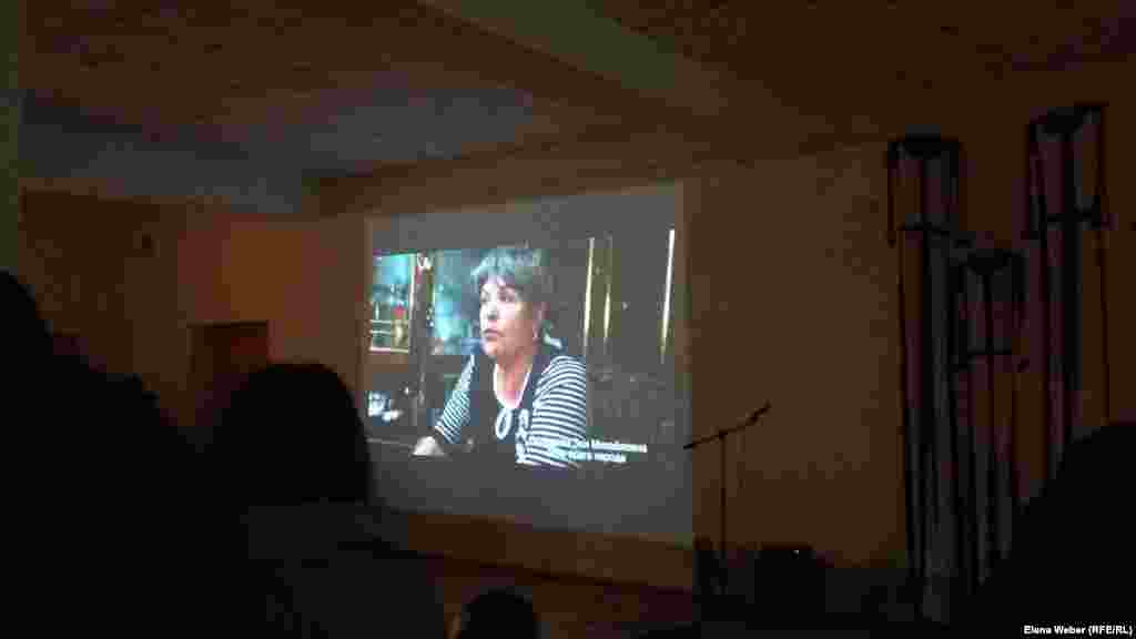 Интервью с дочерью "врага народа" - кадр художественно-документального фильма, показанного на выставке как видеоинсталляция Алмагуль Менлибаевой, которая повествует о "страшном конвейере, стирающем память" о годах сталинских репрессий.