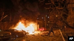 په خارکیف کې یو کس د روسیې تر ډرون برید وروسته د اور وژلو هڅه کوي - د اپرېل درېیمې انځور.