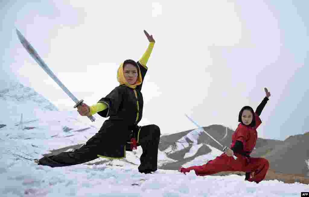 Azimi şeýle gürrüň berýär: "Dogrusyny aýtmaly bolsa, gyzlar owal türgenleşige gelmäge gorkýardy. Häzir bolsa 20 sany gyz kämilleşen derejede ýanymda türgenleşik geçýär". 