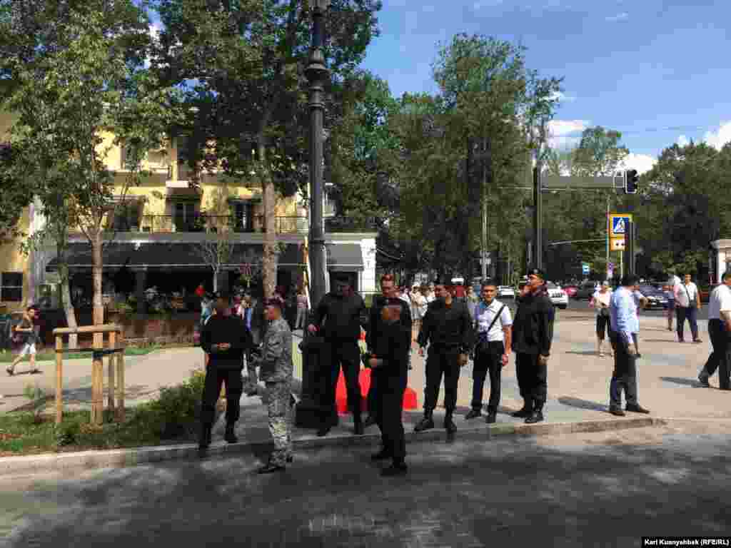 "Алматы" қонақ үйі маңындағы көшеде тұрған полиция қызметкерлері.