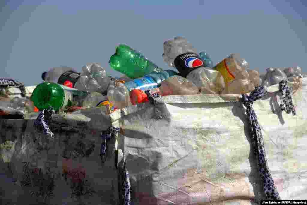 Шаар ичиндеги таштанды кутуларга ташталган бөтөлкөнүн баарын таштанды талаасынан көрсө болот. Бирок ага чейин селсаяктар жана "Тазалыкта" иштеген кызматкерлер шишелердин ырыстуусун терип кетишет.