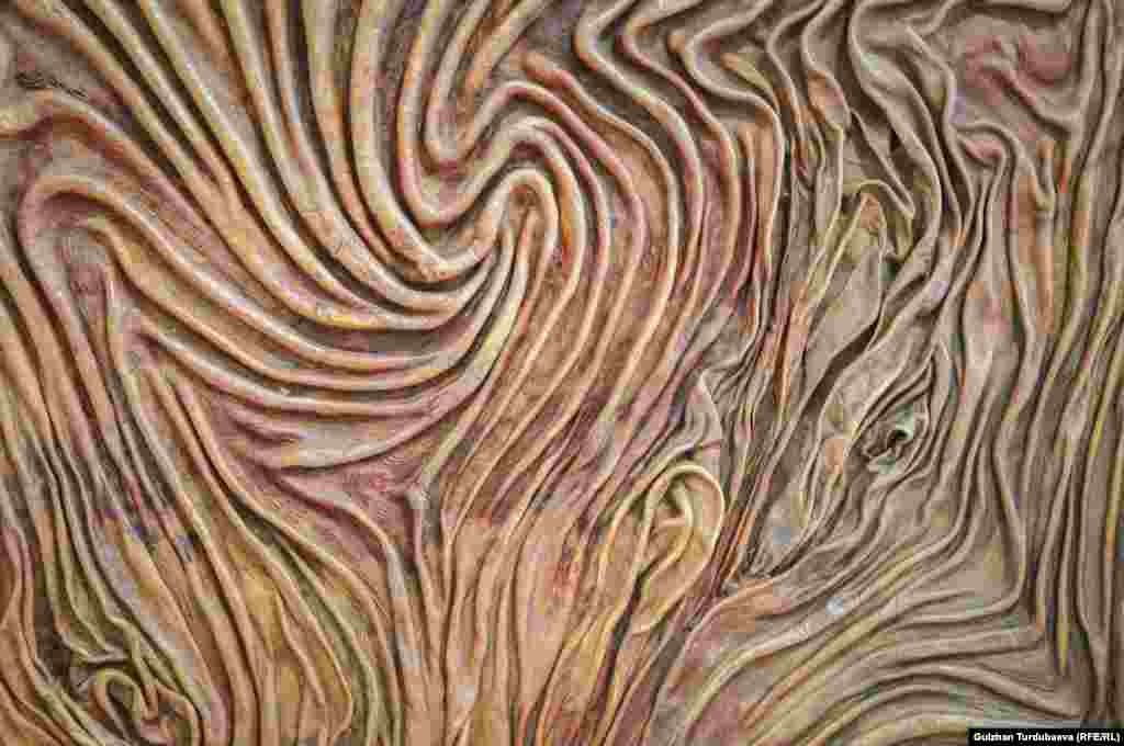 Кол өнөрчү Сагын Дедиеваныны териден жасалган "Укчу" аталышындагы эмгеги.&nbsp;Сагын Дедиева 30 жылдан ашуун тери менен иштейт.&nbsp; "Кол өнөрчүлүктө аялдардын орду чоң. Анткени шырдак, ала кийиз, тери дагы башка далай нерселер аялдардын колунан чыгат. Бул көргөзмөгө бир нече эмгегим коюлду. Менин устатымдын да эмгектери коюлган", - деди Дедиева&nbsp;