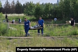 რუსეთის ტრანსპორტის მინისტრის, რომან სტაროვოიტის ცხედარი გააქვთ შემთხვევის ადგილიდან.