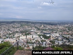 Вид на Тбилиси с места, где может быть построен Правительственный городок