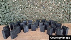 Prenosivi punjači napravljeni od britanskih baterija iz jednokratnih e-cigareta fotografisani u Ukrajini.