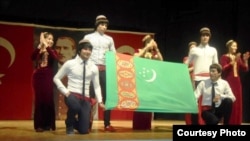 Türkiýede okaýan türkmen studentleri. Arhiwden alnan surat