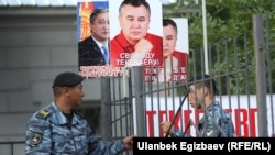 "Ата Мекендин" лидери Өмүрбек Текебаевди менен мурдагы элчи Дүйшөнкул Чотоновдун соту учурунда тартылган сүрөт. 15-август, 2017-жыл. 