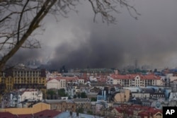 Дим вкриває небо над містом після масованої атаки ракет і безпілотників Росії. Київ, 10 червня 2025 року