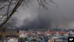 Fumul se ridică deasupra Kievului după un nou val de drone rusești, pe 10 iunie.