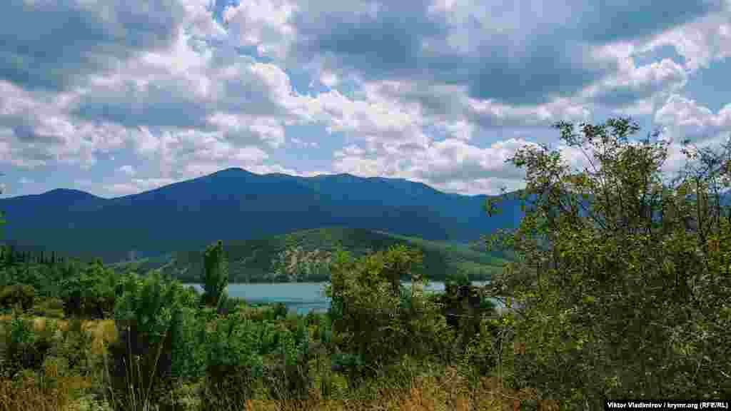 Водохранилище в селе Изобильное считается самым глубоким в Крыму. Его максимальная глубина 70 м. Длина водохранилища&nbsp;&ndash; 4 км