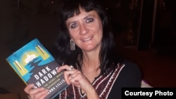 Джоанна Лиллис с книгой Dark Shadows: Inside the Secret World of Kazakhstan