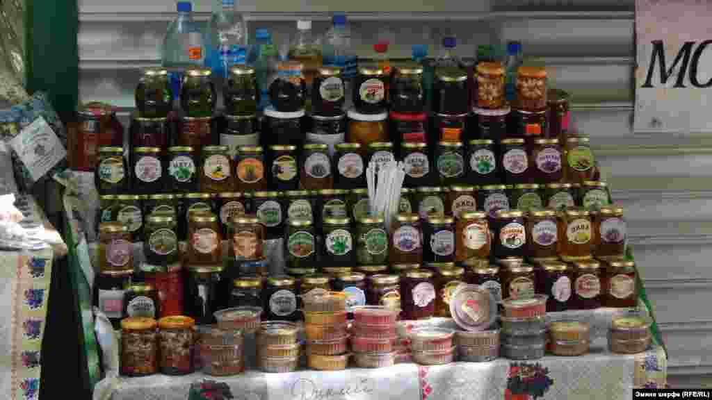 Dereniñ başında bal, otlar, baharat, tatlı ve tatlılıqlarnı satqan tükânçıqlar bar