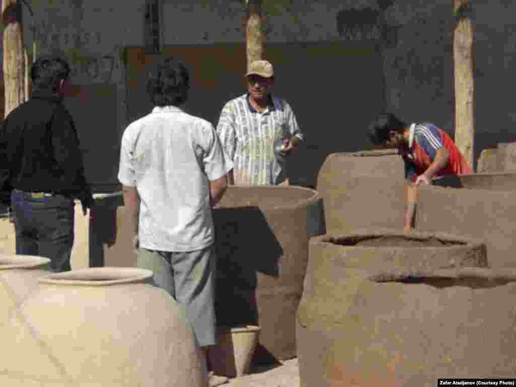 Для изготовления тандыров нужна особая глина, которую мастера привозят из соседнего Ноокатского района
