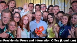 Владимир Путин с участниками Всероссийского молодёжного образовательного форума "Таврида" в аннексированном Россией Крыму, 2017