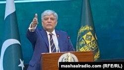 د پاکستان د بهرنيو چارو وزارت وياند شفقت علي خان په اسلام اباد کې خبري غونډې ته وينا کوي ـ انځور له ارشيفه