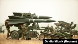 Снимката е илюстративна. Румънски военни разгръщат ракетна пускова установка HAWK PIP III R земя-въздух по време на съвместни военни учения с американската армия близо до село Корбу в окръг Констанца, Румъния, 2016 г. 