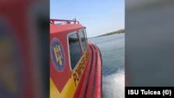 O barcă SMURD în timpul intervenției.