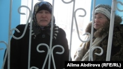 Ақтөбе түрмесінің алдында тұрған қамаудағылардың туыстары.