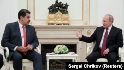 Presidenti rus, Vladimir Putin (djathtas) dhe homologu i tij nga Venezuela, Nicolas Maduro.