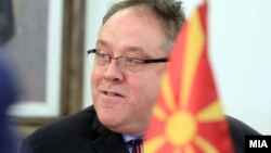 Известувачот во ЕП Ричард Ховит.