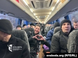 Вызваленыя беларускія палітвязьні па дарозе ў Чарнігаў. Фота з украінскага праекту «Хочу жить»