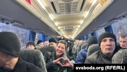 Марыя Калесьнікава і іншыя вызваленыя беларускія палітвязьні ў аўтобусе, які прыехаў ва Ўкраіну. Фота праекту «Хочу жить»