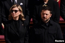 Украинският президент Володимир Зеленски и съпругата му Олена по време на церемонията по погребението на папата, 26 април 2025 г.