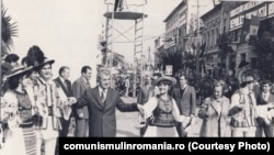 15 septembrie 1978 - Deschiderea anului școlar era parte importantă a ritualului propagandistic ceaușist. Aici în vizita de lucru în județul Cluj, deschide anul școlar 1978-1979. Sursa: comunismulinromania.ro