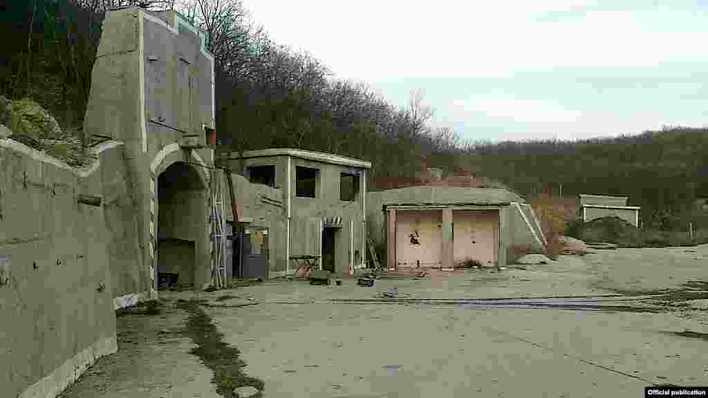 "Objekat 100" je bio popularan među turistima. Posjete bunkeru odnedavno više nisu dopuštene. Na mjestu stoji natpis "Zabranjena zona, vojni objekat Ministarstva odbrane Rusije". Prema pisanju lokalnih medija, "Objekat 100" je obnovljen iz ruševina i pretvoren u vojnu bazu s antiraketnim sistemom. 