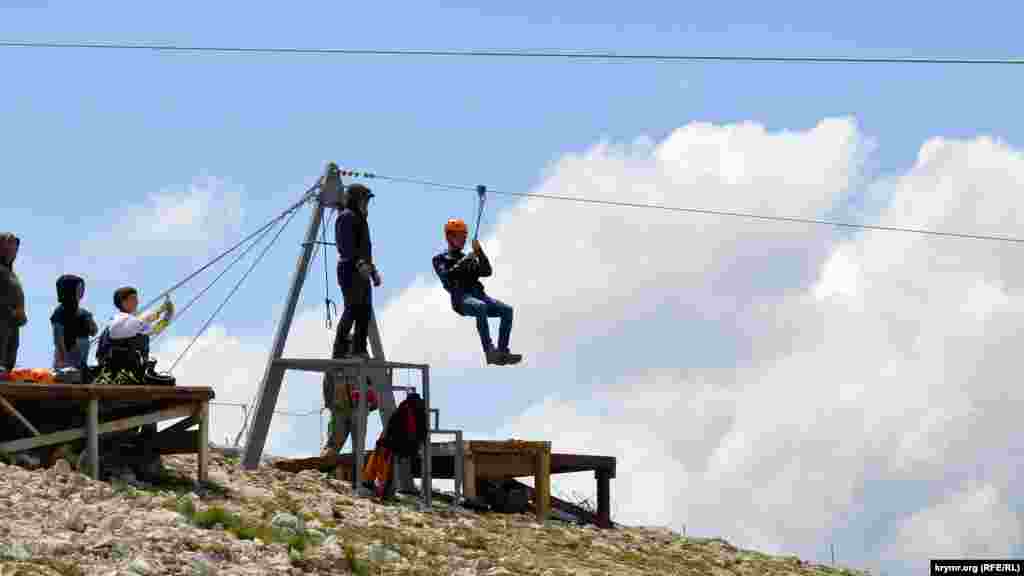 Mından yuqarı stantsiyağace 15 saniyece tüşmek mümkün, amma buña aves etkenler çoq olmay&nbsp;