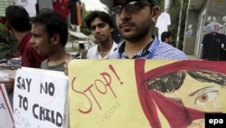 په تېرو کلونو کې په پاکستان کې پر ماشومانو تېري ضد یوشمېر مظاهرې وشوې - پخوانی انځور.