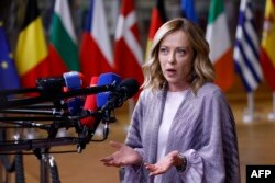 Premierul Italiei, Giorgia Meloni, nu a vorbit cu presa până în dimeneața de vineri, după ce a votat în Consiliu.