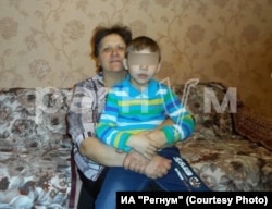 Виталий Свистунов с бабушкой