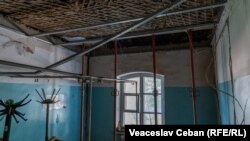 Fost salon de fizioterapie, închis din cauza prăbușirii tavanului.