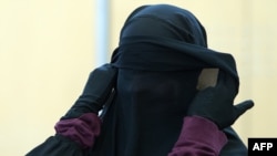 Germaniýa, -- Jennifer Vincenza M. sud diňlenişigine garaşýar, Duesseldorf, 21-nji ýanwar, 2015 ý.